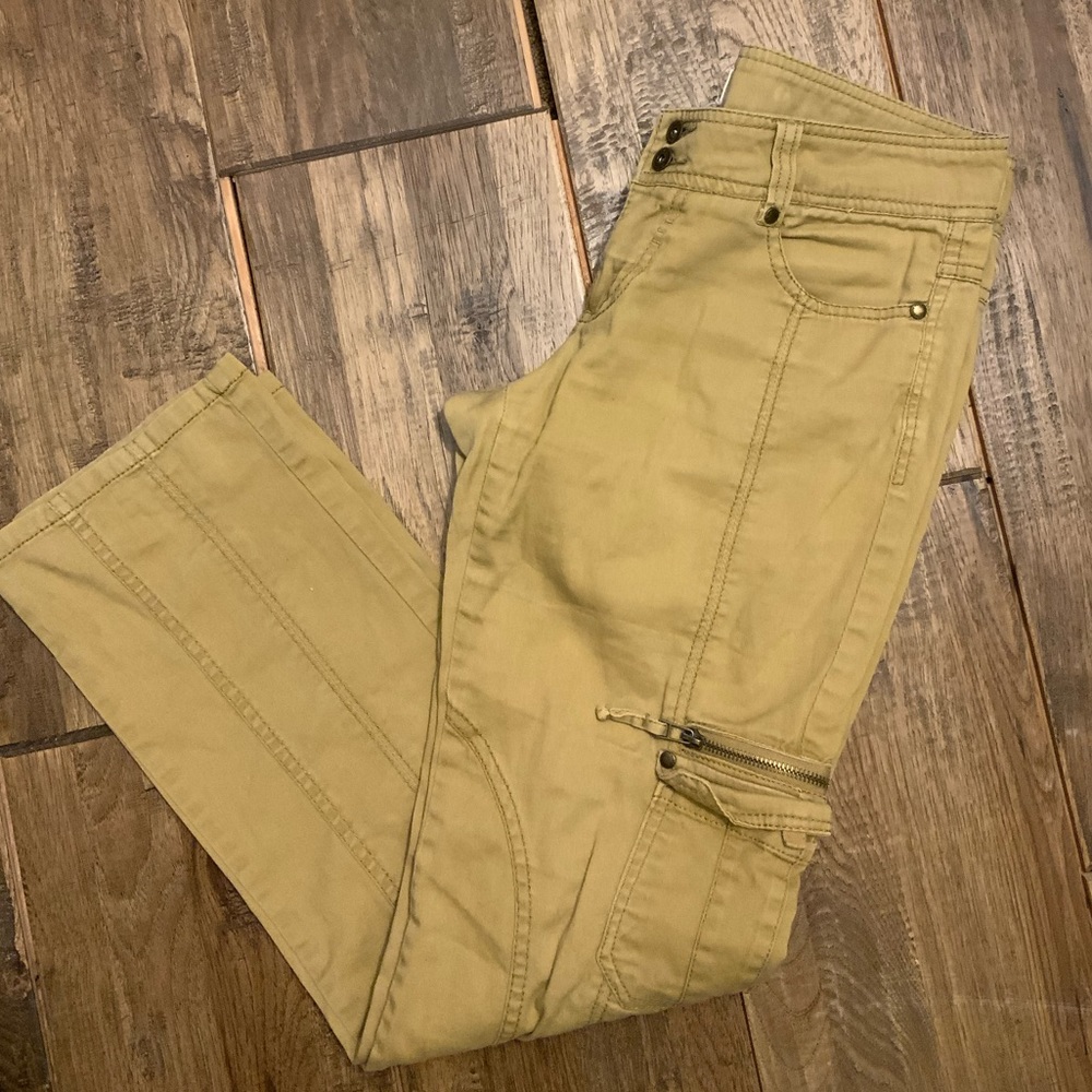 Freestyle khakis pants with cargo pockets. Size 7